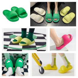 Sandales de designer célèbres Femme Flat Slippers Womens Slides Home Slipper Summer Sandels Beach Shoes Sliders Flip Flops Sandles