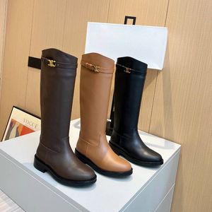 Zapatos de diseñador famosos Botas con hebilla y cinturón de arco triunfal Modelo otoño/invierno Botas de caballero de cuero Botas altas con bordes curvos Punta redonda Tacones planos sin cordones Adorno con cierre