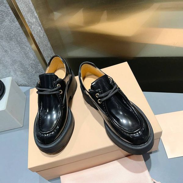 Diseñador famoso Primavera y otoño 2024 Nuevo estilo Mocasín clásico de suela gruesa Zapatos de cuero pequeños Zapatos de mujer Aumentar la altura Espesar Mostrar pierna Estrella delgada Moda emergente