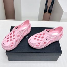 Beroemde designer dames muilezels open tenen platforms gladiator schoenen zachte gat stappen op shit visser sandalen string glijbanen casual slippers sneakers strand slippers