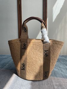 Célèbre designer pour femmes tissées Travel Beach classique de style panier de style simple sac à main simple sac à main populaire, à la mode, durable, unsexer un sac avec une décoration de logo en relief