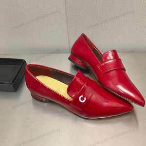 Famosos zapatos de vestir para mujer de diseñador con tacones bajos y gruesos, sandalias con dedos en punta, zapatos planos de cuero real de lujo, cómodos, sin cordones, rojo, negro, con letras, zapatos de vestir