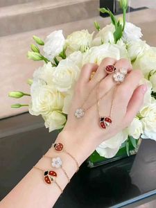 Designers célèbres conçoivent de magnifiques bracelets pour femmes bracelet à fleurs uniques hautes Red Lucky Silver Ladybug 18K avec Vnain commun