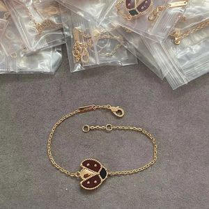 Designers célèbres concepteurs de magnifiques bracelets pour femmes bracelet de ladybug de fleurs simples a avancé avec Vnain commun
