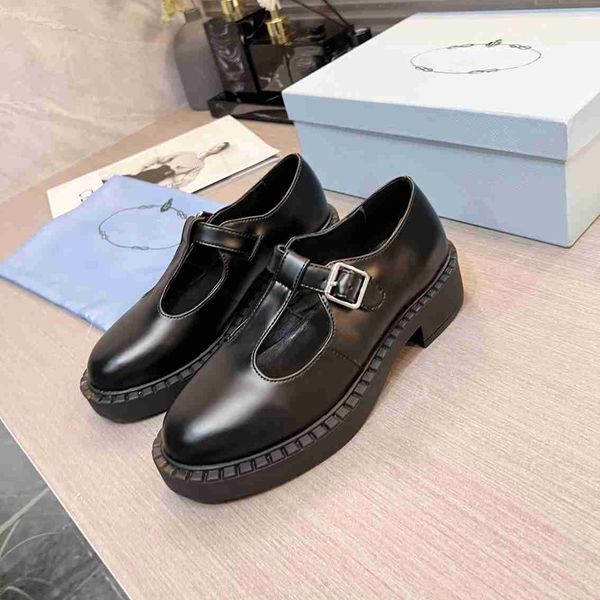 Des designers célèbres recommandent vivement les nouvelles petites chaussures en cuir Thong découpées de style rétro britannique, simples et atmosphériques, super polyvalentes, taille 35-40.