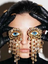 Des designers européens et américains célèbres avec des yeux vintage en verre glacial exagéré incrusté de boucles d'oreilles en diamant brillantes.240507
