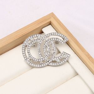 Beroemde Goud C Merk Luxurys Desingers Broche Vrouwen Rhinestone Letters Ontwerp Broches Pin Pin Mode Sieraden Kleding Decoratie Hoge kwaliteit Accessoires