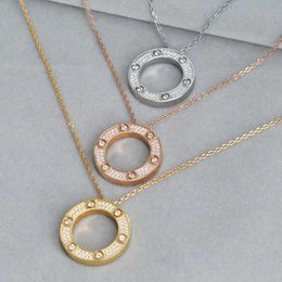 Beroemde sieraden ontwerper voor vrouw hanger liefde ketting cjeweler luxe bijoux sieraden roestvrij staal mode klassiek catering bruiloft kettingen goud zilver roos