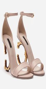 Beroemde Keira Sandals-schoenen voor vrouwen gepolijste kalfsleer baroquel hakken octrooi lederen dame vergulde koolstof sandalias feest bruiloft8732801