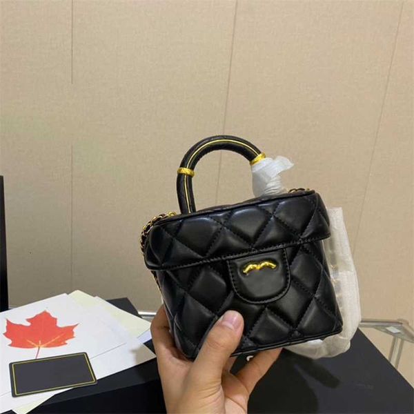 Famoso diseñador de lujo para mujer Mini bolso de mano clásico de alta calidad de cuero genuino Vanity Diamond Lattice Marca francesa Dos letras Moda Bolsos cruzados Caja de maquillaje