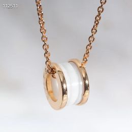 Célèbre nouveau collier vente chaude classique 18K or mode charme diamant collier haute qualité bijoux en acier 2024 chaîne en acier inoxydable pendentif colliers