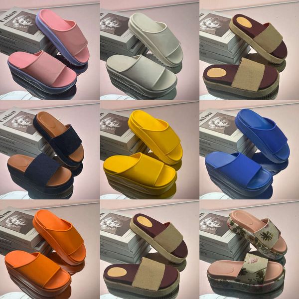 Sandales célèbres Designer Slippers Plateforme Chaussures masculines et femmes Rubber Sole Salle Show Fashion Facile à porter Sandales et pantoufles de style classique 35-44