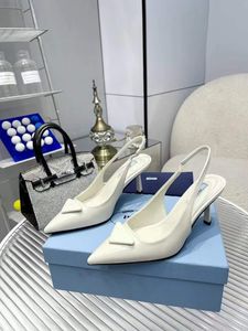 Sandalias famosas Bombas Triángulo 75 mm Mujeres italianas Clásico Punta puntiaguda Correa elástica con talón descubierto Diseñador de cuero blanco Sandalia de fiesta de boda Tacones altos Caja EU 35-43