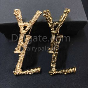 Célèbre Simple Broche Or Femmes Broche Designer De Luxe Bijoux Avec Lettres Costume Décontracté Broche Hommes De Haute Qualité Pour Cadeaux D'affaires Dames Partie Accessoires