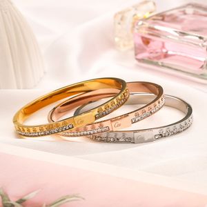 Famoso diseñador de estilo Marca Carta Brazalete Alta calidad 18K Chapado en oro Pulseras de acero inoxidable Cristal con incrustaciones de diamantes de imitación Pulsera Accesorios de joyería