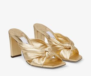 Beroemde zomeranise lederen wig hiel sandalen feest kleding schoenen stiletto muilezels verfraaid goud open teen vrouwen