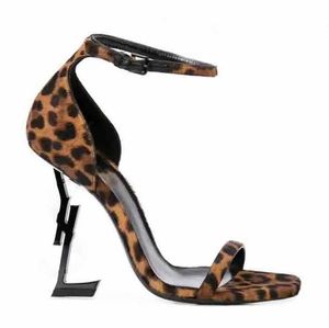 Beroemde zomersandalen schoenen gesp geworden met een enkelband Heel Leather Lederen Lady Exquisite Pumps Discount Footwear Women Sandalen