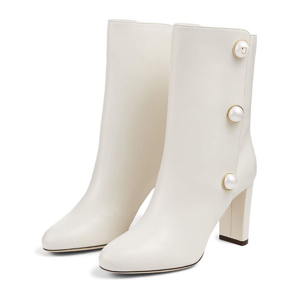 Bottines pour femmes célèbres BRINA 85 mm Belle tête ronde en cuir blanc noir Bague en or Boucles de perles embellies Italie Idée Talons grossiers Cheville Bottines courtes EU 35-43