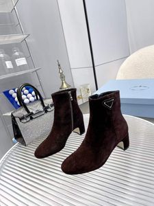 Beroemde Dames Enkellaarsjes Luxe Out Line Booty Grove Hak Laarzen Italië Klassiek Zwart Bruin Suede Ronde Neus Laars Designer Badge Avondjurk Korte Booties Box EU 35-42