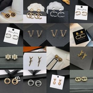 Beroemde vrouwen Brand Letter Designer Stud -oorbellen Hoogwaardige 18K Gold vergulde retro -stijl Geometrie Annulus Hanger Ear Ring Earoop Valentijnsdag Dag Juwelier Geschenk