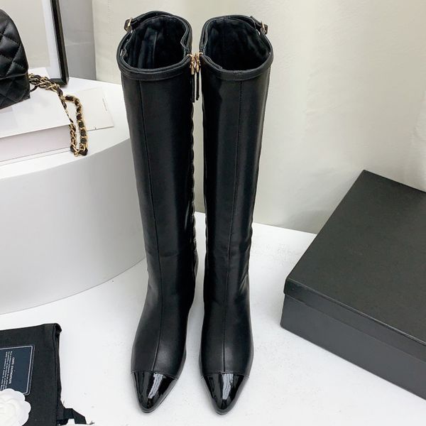 Botas altas de diseñador para mujer famosas Otoño Invierno Nueva cabeza redonda Cremallera lateral Laca Botas de moda mate Bloque de color clásico Hebilla de metal Botas de mujer a cuadros de diamante