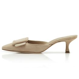 Femmes célèbres Sandales Maysale 50 mm pompes beige borgogne noire en daim chaton talon mule