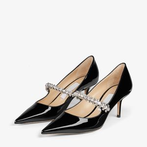 Sandalias famosas Senior Bing Pump 65 mm Italia Delicados Tobos Cristal Correa de tobillo Negro Nude Nude White Patent Designer Banqueta Sandalia Talones altos EU 35-43