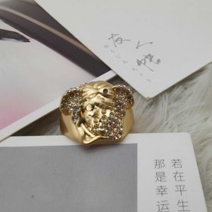 Fan Family / F Familie Franse medusa high-end sfeervolle diamanten ring voor mannen en vrouwen