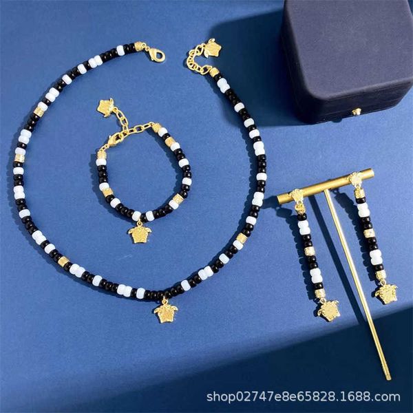 FAUX FAMILLES NOUVEAU Collier pendentif à la mode et personnalisé de style grec à la mode et personnalisés avec des perles en noir et blanc accroché