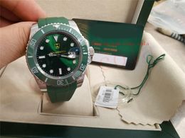 Un nuevo reloj v7 Cerámica verde Caja y papeles de acero inoxidable 904L a prueba de agua Mecánico Japón 8215 Reloj de pulsera automático de zafiro para hombre