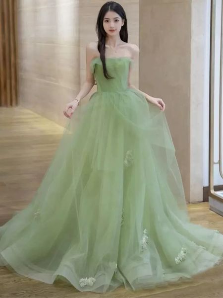 Elegantes vestidos de noche verdes Vestidos largos de baile Sin tirantes Cremallera Espalda Barrido Tren Capas Tul