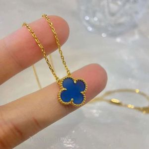 Fanjia v Lucky Four Leaf Grass Edition Gold Gold Blue Agate enkele bloem ketting voor vrouwen met veel schoonheid eenvoudig en