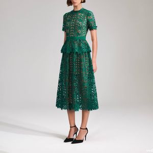 Robe fantaisie col rond manches courtes dentelle évider taille fermée vert robe mi-longue