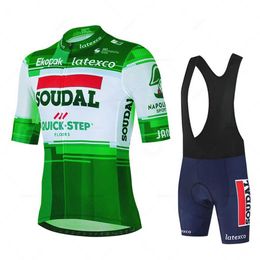Fans zijn bovenaan T -stukken Soudal Quick Step Fluorescent Green Bicycle Jersey Set Mens Bib Shorts Clothing Maillot Ropa Ciclismo Q240511