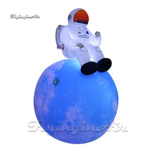 Grand ballon gonflable bleu de planète de lune d'éclairage fantastique avec l'astronaute blanc pour l'exposition de l'espace