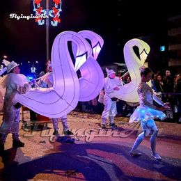 Fantastisch verlicht wit lopend opblaasbaar zwaankostuum dansende kleding opblaasbaar dier mascotte pak met licht voor parade-evenement