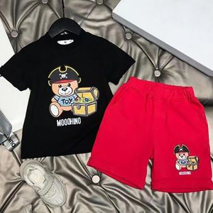 Diseñador de moda Conjuntos de ropa Camiseta para niños Pequeño oso pirata camello con monograma Moda corta Marca de moda británica Verano Tesoros para niños Algodón de dos piezas A