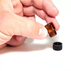 Mode 100 verpakkingen kleine etherische oliedijpels parfumfles Amber Glass flesjes met plug- en dopwinkelkast