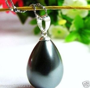 Collier en forme de pendentif en forme de goutte d'eau douce avec perle de coquille noire