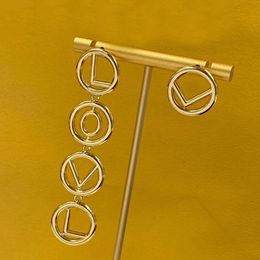 Modieus 18k gouden letters Hanger Oorbellen Dames Asymmetrisch ontwerp oorbellen Dames designer sieraden voor bruiloften huwelijksjubilea cadeau