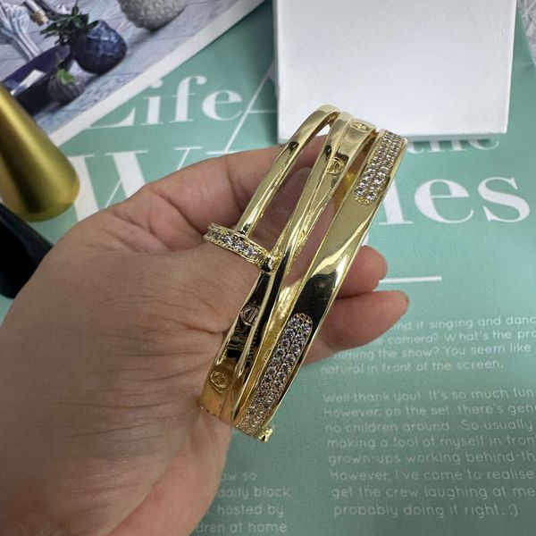 Bracelets de manchette de créateur plaqués or 18 carats, en cuivre, pour femmes et filles, perles de fleurs, portés en or