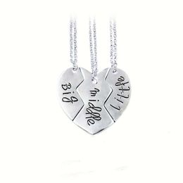 Mode 1pc Nieuwe Sieraden Letter Groot Midden Klein Patroon Nacklace, Liefde Hartvorm Hanger, Drie Bloemblaadjes Splicing Hanger Ketting