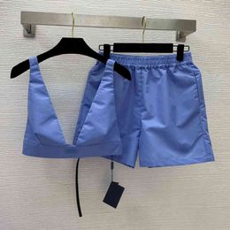 Moda 2022 diseño de diseñador P hogar Nueva tela de nailon reciclado triángulo de metal sujetador decorativo chaleco con cintura elástica conjunto de pantalones