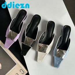 Mode 2024 Métal à talons bas pour femmes pantoufles à l'extérieur de la soie sandale dans des diapositives décontractées chaussures féminines pour 240415