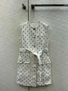 Moda 2024 verano mujeres cuello redondo abotonada sin mangas Denim Mini vestidos Retro cintura alta cinturón señora vestido