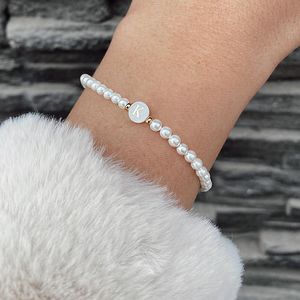 Mode 26 Letter Bracelet Women Temperament handgemaakt gesimuleerde Pearl Bead -armbanden voor vrouwelijke sieradencadeau