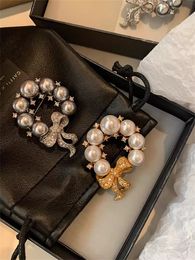 Broche à nœud en perles blanches 650 grises pour femmes, haut de gamme, lumière de luxe, Design de charme, accessoires de Niche, à la mode, automne/hiver, 616