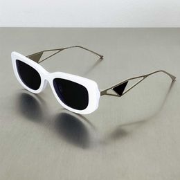 Accessoires de mode Lunettes de soleil de luxe pour femmes Étiquette triangulaire en métal Lunettes de soleil à monture complète UV400 avec boîte Noir et blanc