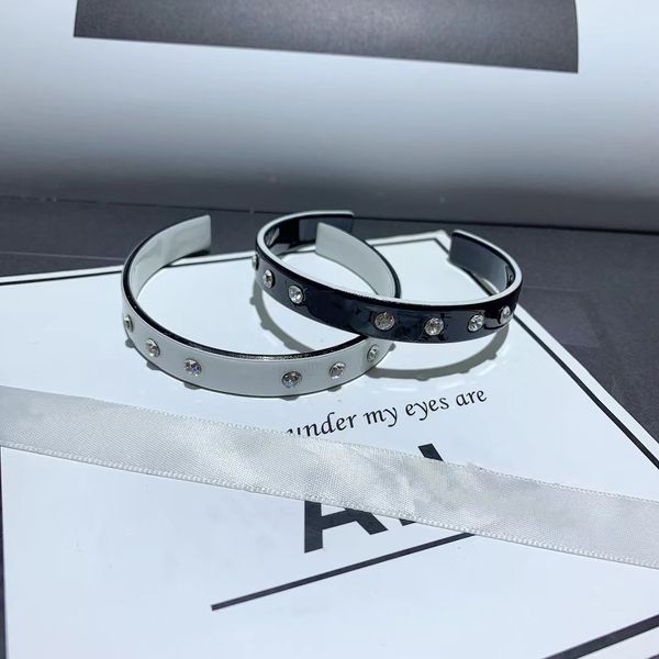 Mode acrylique Bracelets Mosaïque strass gravé C accessoires bracelet Avec carte en papier et sac en filet
