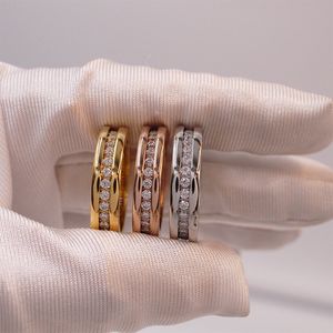 Fashion un diamant complet des anneaux Gift de fiançailles pour femmes designer Love Ring Sier Gold Rose Rose en acier inoxydable Couple de bijoux